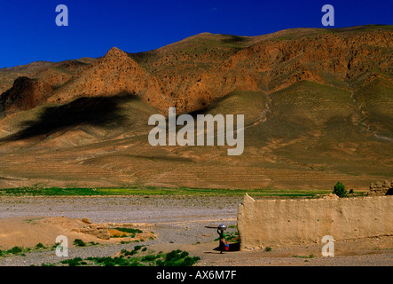 Marokkanische Frau, Berber Frau, die Wäsche auf Kopf, Casbah, Kasbah, Ksar, er-reichen, draa - tafilalet Region, Marokko, Nordafrika, Afrika Stockfoto