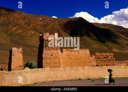 Marokkanische Frau, Berber Frau, die Wäsche auf Kopf, Casbah, Kasbah, Ksar, er-reichen, draa - tafilalet Region, Marokko, Nordafrika, Afrika Stockfoto