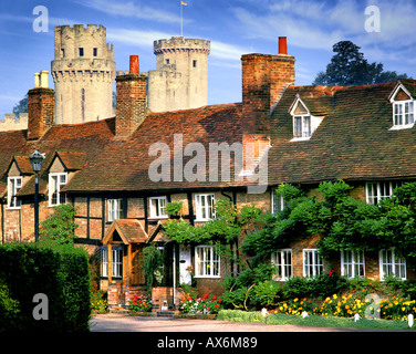 GB - WARWICK: Cottage am Ende der Brücke und Warwick Castle im Hintergrund Stockfoto