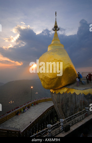 Pilgern in der Nähe von Pagode auf goldenen Felsen von Kyaiktiyo-Pagode-Mon-Staat Myanmar Stockfoto