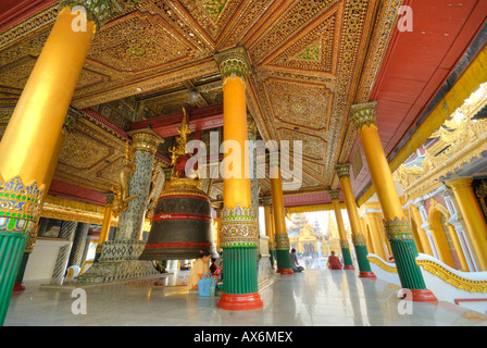 Innenräume des buddhistischen Tempels, Shwedagon-Pagode, Yangon, Myanmar Stockfoto