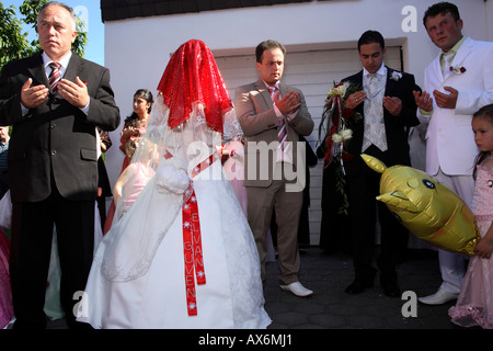 Türkische Braut und Bräutigam beten zusammen mit ihren Familien. Boenen, Nordrhein-Westfalen, Deutschland, Europa Stockfoto