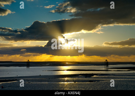 Sonnenuntergang und dramatische Wolken über Morecambe Bay von Roa Island, in der Nähe von Barrow-in-Furness, Cumbria, England UK Stockfoto