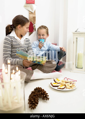 Teenager-Mädchen im Gespräch mit ihrem Bruder Stockfoto