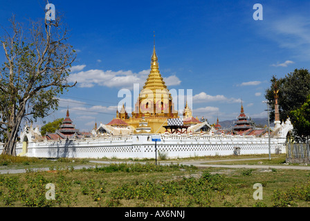 Buddhistischer Tempel gegen Wolken am blauen Himmel Yadana Man Aung Pagode, Nyaung Shwe, Myanmar Stockfoto