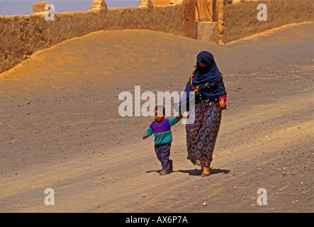 Marokkaner, Marokko, marokkanische Frau, Berber, Berber, Berber Frau, Mutter und Sohn, Wandern, Stadt von Fes, Fes, Marokko, Nordafrika, Afrika Stockfoto