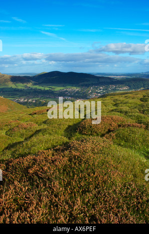 England, Shropshire, die lange Mynd.  Blick von der Long Mynd Blick in Richtung Kirche Stretton. Stockfoto