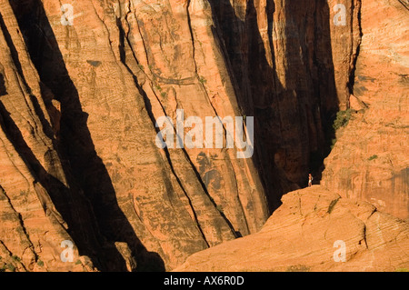 Frau Wanderer genießen spektakuläre Aussicht vom Grat Snow Canyon St State St. George UT Stockfoto
