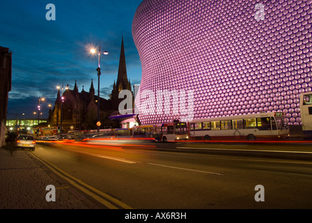 Kaufhaus mit Kirche im Hintergrund Selfridges St.-Martins Kirche Birmingham England Stockfoto