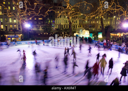 Touristen-Eislaufen in der Eishalle National History Museum Stadt von London Greater London England Stockfoto