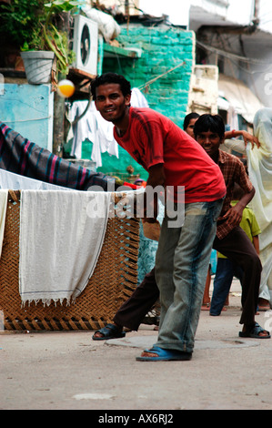 Kinder spielen Cricket in den Straßen von Paragang Delhi Indien Stockfoto