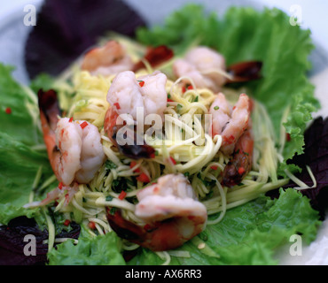 Thai Garnelen und junge Mango Fetzen in Bangkokodle Gericht serviert in Bangkok Thailand Stockfoto