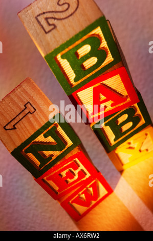 STAPEL VON HOLZ SPIELZEUG BAUSTEINE RECHTSCHREIBUNG DER WÖRTER NEUES BABY Stockfoto