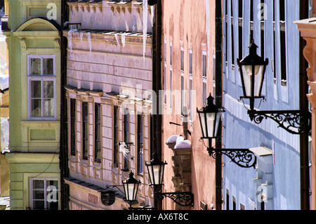 Banska Stiavnica Altstadt, bunten Fassaden mit Eiszapfen in Wintertag Stockfoto