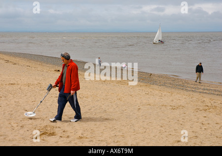 Mann mit Metalldetektor, Schatzsuche am Strand in Fleetwood, Lancashire, England UK Stockfoto