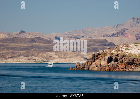 Nevada Hausboot Cruisen Bergkulisse auf dem Lake Mead Stockfoto