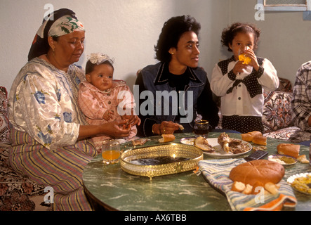 Marokkanischen Familie, Essen, zu Hause, Fes el-Bali, Stadt von Fes, Marokko Stockfoto