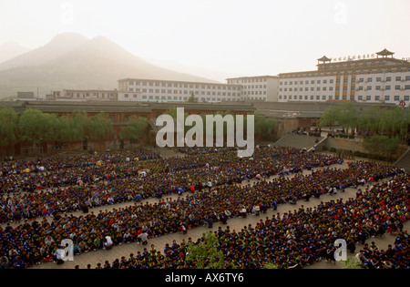 Chinesisches Kung Fu Schüler üben synchronisiert der Ta Gou-Akademie in Henan Provinz Shaolin Kung fu Stockfoto