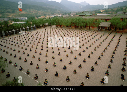 Chinesisches Kung Fu Schüler üben synchronisiert der Ta Gou-Akademie in Henan Provinz Shaolin Kung fu Stockfoto