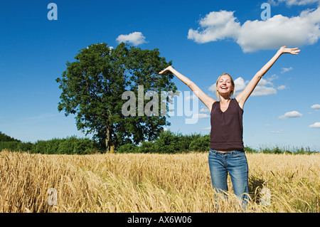 Glückliche Frau in einem Feld