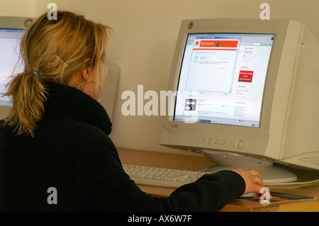 Mädchen sitzen starrte in Computer-Bildschirm Stockfoto