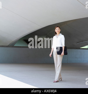 Porträt einer Geschäftsfrau hält eine Aktentasche Stockfoto