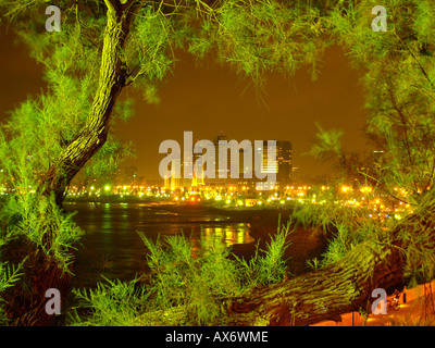 Israel Tel Aviv Strand vom Süden aus Jaffa am Nachtansicht, umrahmt von Bäumen aus gesehen Stockfoto