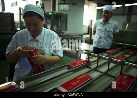 Chinesische Frauen arbeiten an einer Zigarette-Fertigung-Produktionslinie in Shanghai China Stockfoto