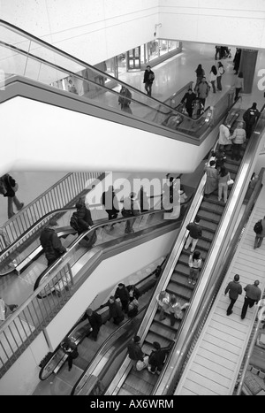 Eine Reihe von Treppen und Rolltreppen im laufenden Rideau Shopping Center Stockfoto