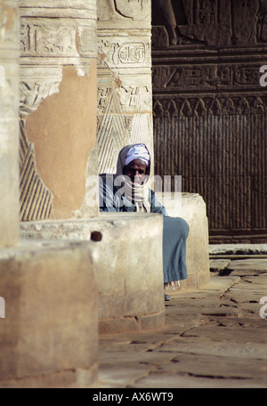 Lokalen Hausmeister, Tempel von Kom Ombo, der Fluss Nil, Ägypten Stockfoto