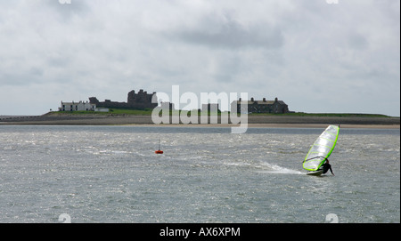 Windsurfer und Piel Island von Roa Island, in der Nähe von Furness, Cumbria, England UK Stockfoto