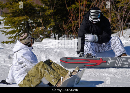 Zwei Snowboarder in Vorbereitung, Le Massif Skigebiet, Region Charlevoix, Kanada Stockfoto