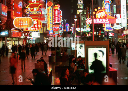 Die Menschen gehen nach unten NanJingLu-Einkaufsstraße in Shanghai, unter vielen Leuchtreklamen. Stockfoto