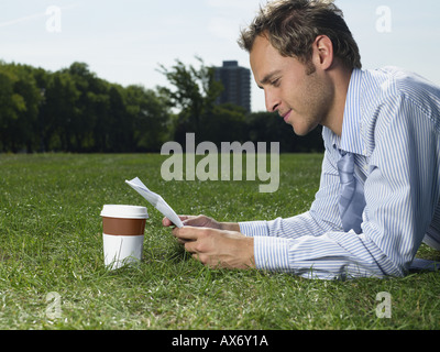 Männlicher Büroangestellter auf Mittagspause Stockfoto