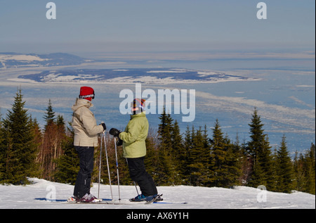 Zwei Skifahrer sprechen, Le Massif Skigebiet Region Charlevoix, Kanada Stockfoto