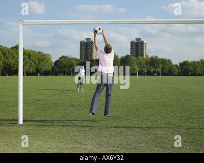 Männer spielen Fußball im park Stockfoto