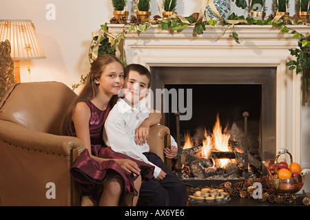 Kinder von Kamin zu Weihnachten Stockfoto