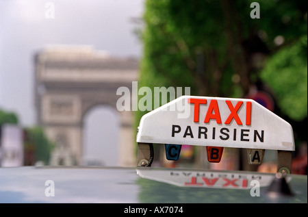 Taxi auf der Champs-Elysees in Paris Frankreich Stockfoto