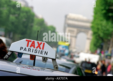 Taxi auf der Champs-Elysees in Paris Frankreich Stockfoto