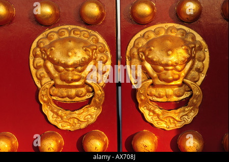 Löwenkopf Knopf auf rote Tür, Himmelstempel, Peking, China Stockfoto