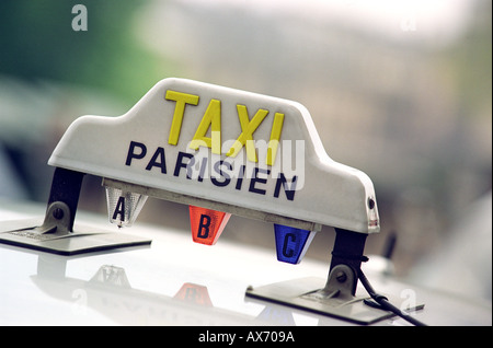 Taxi-Taxi Taxischild auf Dach von Paris Frankreich Stockfoto