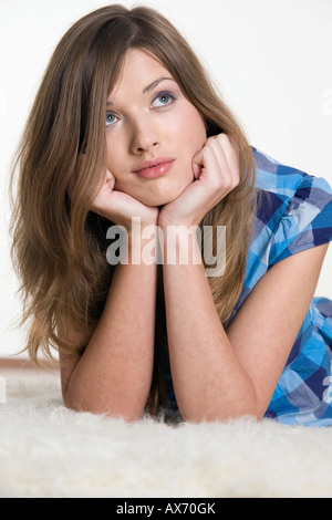 Young im Stock, Blick nach oben, Porträt Stockfoto