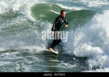 Surf-Boarder auf einer Welle in Bournemouth, Dorset, Großbritannien Stockfoto