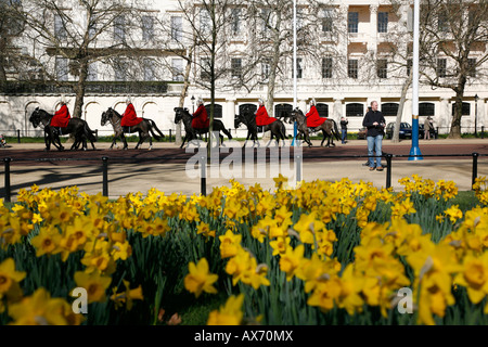 Household Cavalry Talfahrt The Mall, London, auf dem Rückweg von Horseguards Parade für die Änderung der Garde Stockfoto