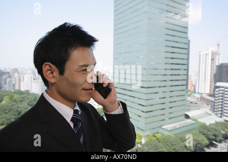 Unternehmer sprechen über sein Handy, Porträt Stockfoto