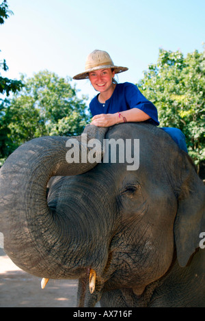 Kursleiter Mahout und Elephant Training School in der Nähe von Lampang, Nord-Thailand. Stockfoto