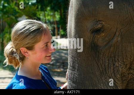 Junge Frau mit Elefanten Mahout und Elephant Training School in der Nähe von Lampang, Nord-Thailand. Stockfoto