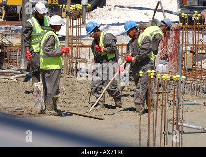 Bauarbeiter Gießen Betonfundamente für Büro- und Entwicklung. in Brighton, East Sussex. Stockfoto