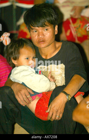 Mann und Kind bei jährlichen Karen Wasser und Geist Huai Suea Thao Festivalstadt, in der Nähe von Mae Hong Son, Nord-Thailand Stockfoto