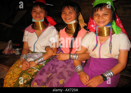 Drei Longneck Frauen im Huai Suea Thao Village, in der Nähe von Mae Hong Son, Nord-Thailand Stockfoto